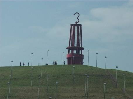 Moers : Halde Rheinpreussen, Blick auf die Leuchtmasten und Grubenlampe